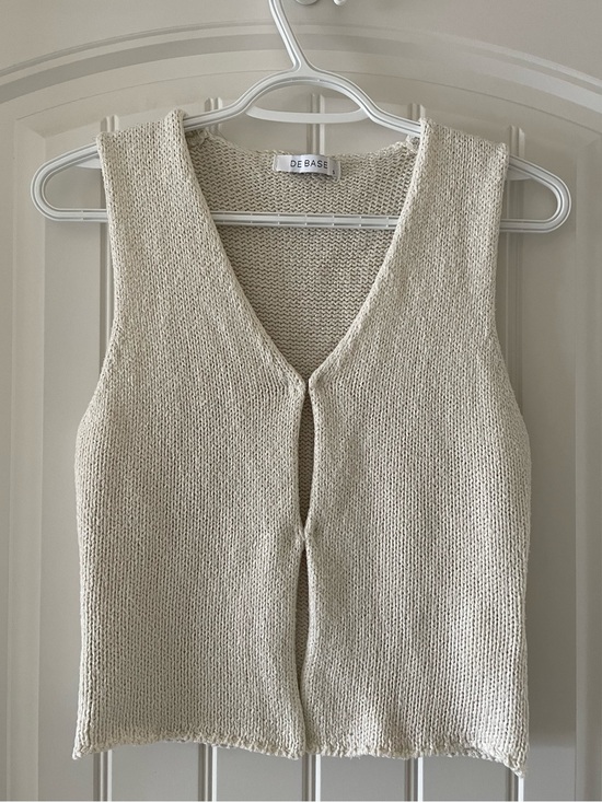 De Base Tops - De Base Knit V-Neck Top | Off White